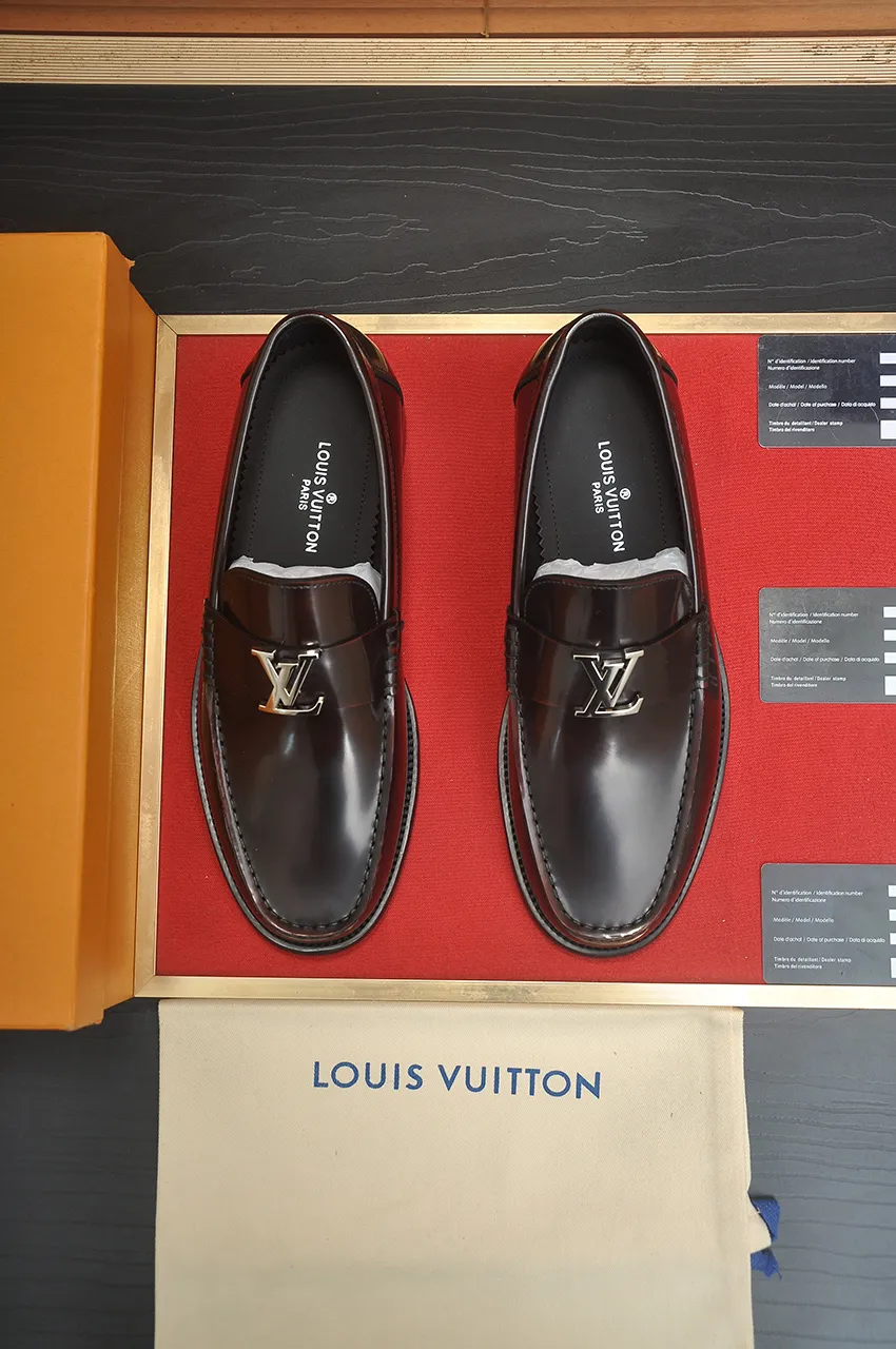 Men's men's shoes 💰560💶 [LV] (original single cowhide lining) 🍀LV's latest genuine leather business suit shoes are launched simultaneously on the official website. The first-layer cowhide imported from Italy is made of heavy gold, 💥1:1 rubber outsole from the official website. Versatile to wear, high-end without losing class, and the color combination is extraordinary. This four-season style is alluring when worn on your feet, showing off your big-name flair. Standard code 38-44 (45 customized)